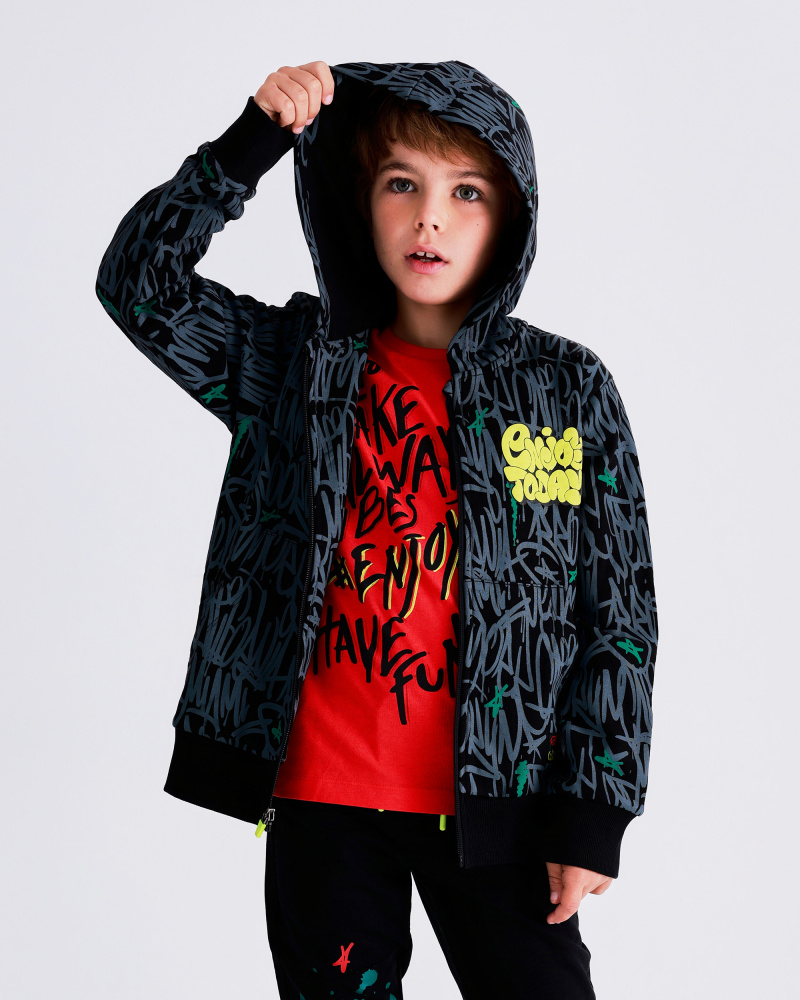Sudadera con capucha para niño con estampado urbano multicolor