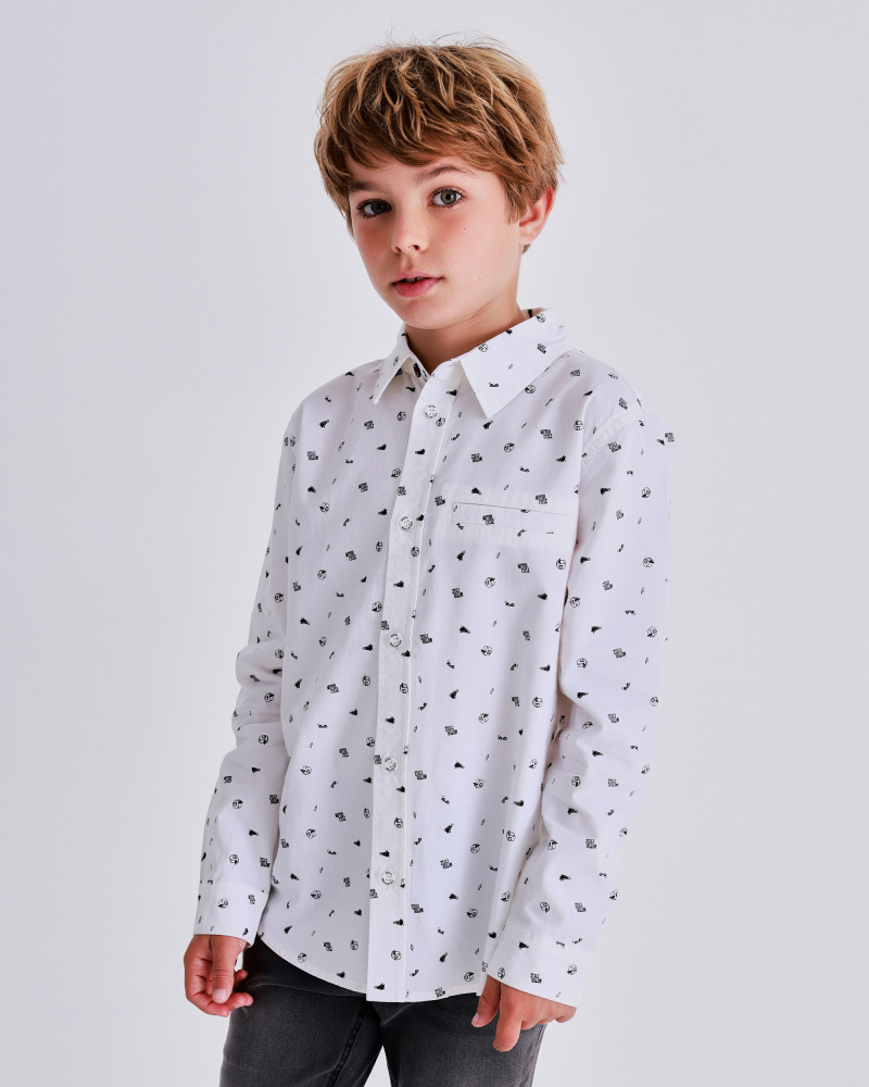 Camisa blanca de manga larga para niño con estampado pequeño