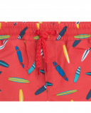 Bermuda baño coral con estampado tablas surf niño