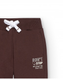 Pantalón jogger para niño en marrón con estampado gráfico Pantalón jogger para niño en marrón con estampado gráfico