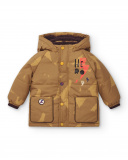 Abrigo acolchado para niño en marrón con estampado de "Hero" Abrigo acolchado para niño en marrón con estampado de "Hero"