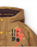 Abrigo acolchado para niño en marrón con estampado de "Hero" Abrigo acolchado para niño en marrón con estampado de "Hero"