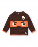 Suéter tejido para niño en marrón con diseño de superhéroe Suéter tejido para niño en marrón con diseño de superhéroe