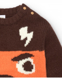 Suéter tejido para niño en marrón con diseño de superhéroe Suéter tejido para niño en marrón con diseño de superhéroe