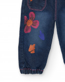 Pantalón vaquero para niña en azul con estampado floral Pantalón vaquero para niña en azul con estampado floral