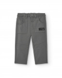 Pantalones para niño en color gris con detalle de bolsillo Pantalones para niño en color gris con detalle de bolsillo