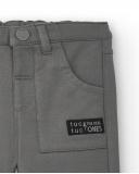 Pantalones para niño en color gris con detalle de bolsillo Pantalones para niño en color gris con detalle de bolsillo