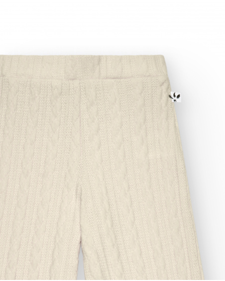 Pantalón acampanado niña en color beige con textura trenzada Pantalón acampanado niña en color beige con textura trenzada