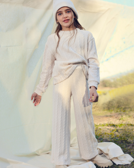 Pantalón acampanado niña en color beige con textura trenzada Pantalón acampanado niña en color beige con textura trenzada