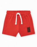 Bermuda roja para niño con bolsillos y cordón blanco Bermuda roja para niño con bolsillos y cordón blanco