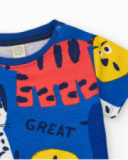 Camiseta para niño en azul con estampado natural y cierre en el Camiseta para niño en azul con estampado natural y cierre en el