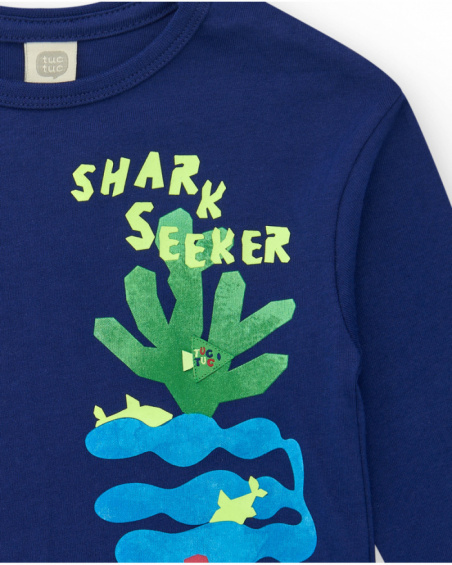 Camiseta para niño en azul con tiburones y frase