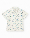 Camisa de plana para niño en blanco con estampado tropical en Camisa de plana para niño en blanco con estampado tropical en