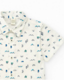 Camisa de plana para niño en blanco con estampado tropical en Camisa de plana para niño en blanco con estampado tropical en