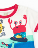 Camiseta para niño en blanco con ribetes rojos y estampado de Camiseta para niño en blanco con ribetes rojos y estampado de