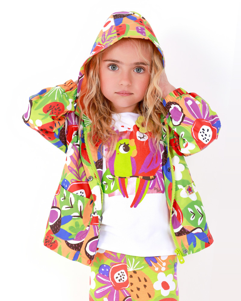 Cortavientos para niña con estampado de frutas y capucha