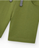 Bermudas para niño en verde oliva con cintura ajustable y Bermudas para niño en verde oliva con cintura ajustable y