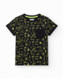 Camiseta para niño en negro con bolsillo frontal y estampado Camiseta para niño en negro con bolsillo frontal y estampado