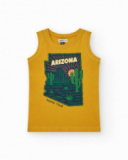 Camiseta sin mangas para niño en mostaza con estampado sobre el Camiseta sin mangas para niño en mostaza con estampado sobre el