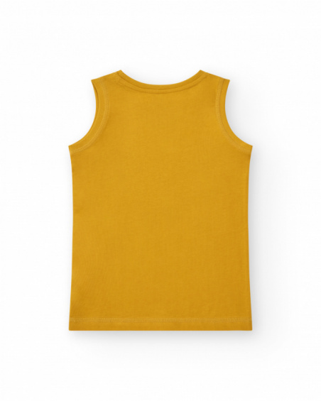 Camiseta sin mangas para niño en mostaza con estampado sobre el