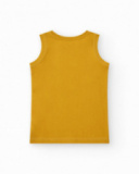 Camiseta sin mangas para niño en mostaza con estampado sobre el Camiseta sin mangas para niño en mostaza con estampado sobre el