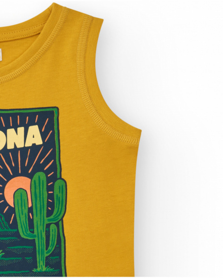 Camiseta sin mangas para niño en mostaza con estampado sobre el