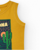 Camiseta sin mangas para niño en mostaza con estampado sobre el Camiseta sin mangas para niño en mostaza con estampado sobre el