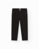 Pantalón para niño en negro con diseño ajustado y bolsillos Pantalón para niño en negro con diseño ajustado y bolsillos