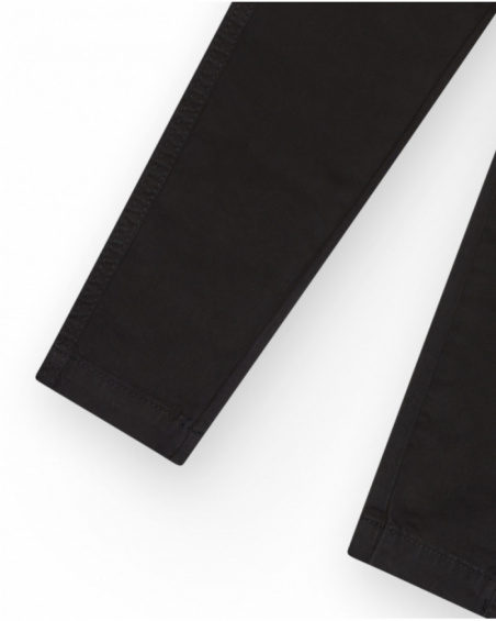 Pantalón para niño en negro con bolsillos laterales y cintura Pantalón para niño en negro con bolsillos laterales y cintura