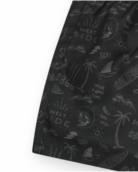 Bañador para niño en negro con estampado surfero y cordón flúor. Bañador para niño en negro con estampado surfero y cordón flúor.