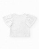 Camiseta para niña en blanco con mangas de volante y estampado floral. Camiseta para niña en blanco con mangas de volante y estampado floral.