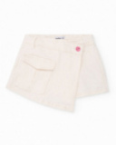 Falda-pantalón niña en crudo con bolsillos decorativos Falda-pantalón niña en crudo con bolsillos decorativos