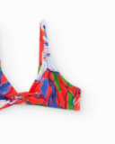 Bikini niña en rojo con estampado floral y lazadas Bikini niña en rojo con estampado floral y lazadas
