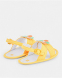 Sandalias de bebé niña en amarillo con flor decorativa Sandalias de bebé niña en amarillo con flor decorativa