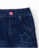 Pantalón vaquero para niña en azul con estampado de estrellas.