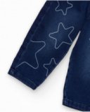 Pantalón vaquero para niña en azul con estampado de estrellas.