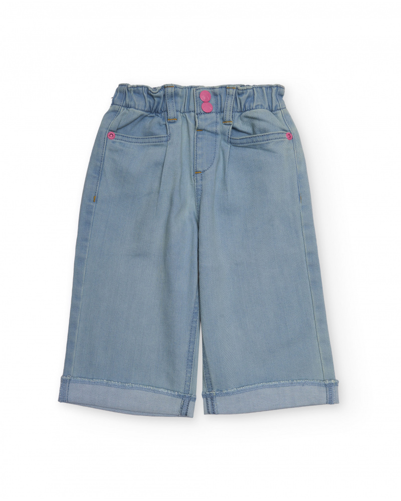 Pantalón de mezclilla para niña en tono azul claro con bordado