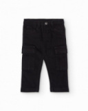 Pantalón cargo para niño en negro con bolsillos laterales Pantalón cargo para niño en negro con bolsillos laterales