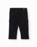 Pantalón cargo para niño en negro con bolsillos laterales Pantalón cargo para niño en negro con bolsillos laterales