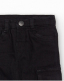 Pantalón cargo para niño en negro con bolsillos laterales Pantalón cargo para niño en negro con bolsillos laterales