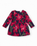Vestido de niña con estampado floral rojo sobre fondo azul