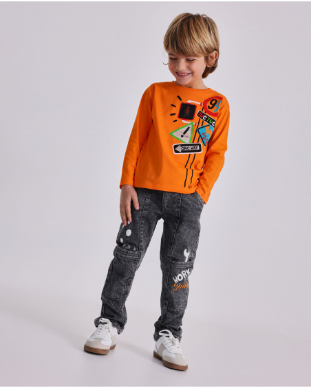 Pantalón para niño en gris lavado con estampados de herramientas