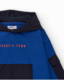 Sudadera azul con capucha para niño y estampado de ciudad