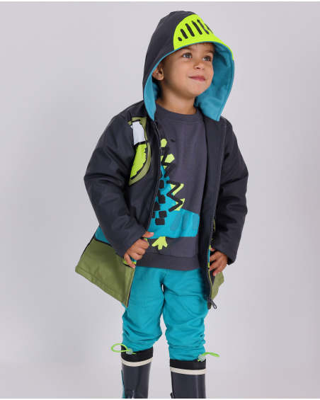 Chubasquero para niño en negro con capucha y estampado de