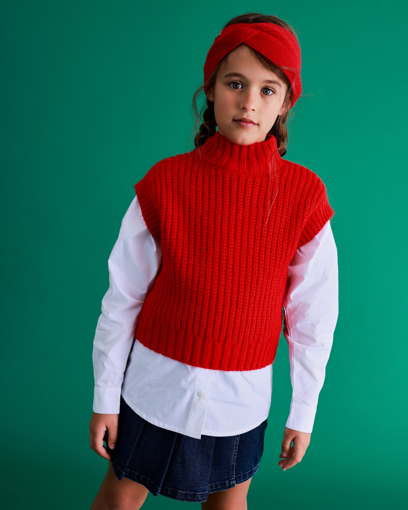 Chaleco de punto rojo para niña con cuello alto