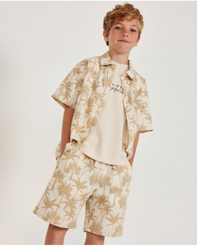 Camisa de niño de plana con diseño de palmeras