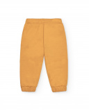 Pantalon de survêtement moutarde pour garçon imprimé "Hero" de Pantalon de survêtement moutarde pour garçon imprimé "Hero" de