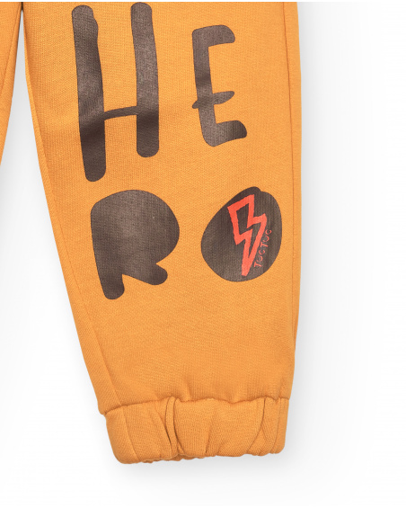 Pantalon de survêtement moutarde pour garçon imprimé "Hero" de Pantalon de survêtement moutarde pour garçon imprimé "Hero" de