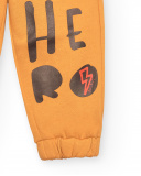 Pantalon de survêtement moutarde pour garçon imprimé "Hero" de Pantalon de survêtement moutarde pour garçon imprimé "Hero" de