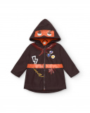 Manteau imperméable pour garçon marron avec capuche et détails super-héros collection Super Natural Manteau imperméable pour garçon marron avec capuche et détails super-héros collection Super Natural